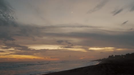 Raue-Wellen,-Die-Während-Des-Sonnenuntergangs-In-El-Paredon,-Guatemala,-über-Die-Sandküste-Rollen