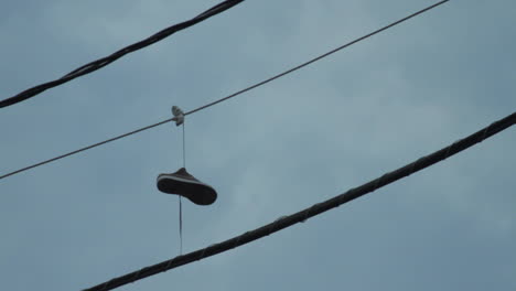Schuhe,-Die-An-Stromleitungen-Hängen