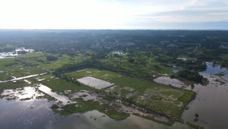 Luftaufnahme-über-überschwemmter-Ackerlandlandschaft-In-Ländlichem-Sylhet