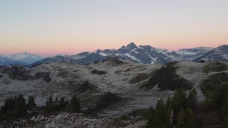 Sonnenuntergang-Luftschwenk-Auf-Mount-Brew-Mit-Pinien-Und-Felsiger-Berglandschaft-In-Kanada-4k