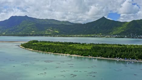 Mount-Horizont,-Luftdrohne-über-Inseln-In-Mauritius,-Blaues-Klares-Ozeanwasser,-Indischer-Ozean-An-Einem-Heißen-Klaren-Sommertag,-Panoramische-Sicht