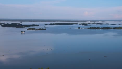 Vuelo-Aéreo-Sobre-Tranquilas-Aguas-De-Inundación-Reflectantes-En-Sylhet,-Bangladesh