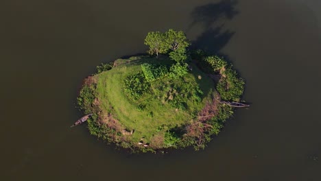 Vogelperspektive-Aus-Der-Vogelperspektive-Auf-Eine-Kleine-Insel,-Die-Von-Hochwasser-In-Sylhet-Umgeben-Ist
