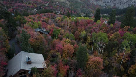 Drone-Volando-Sobre-Hermosos-Colores-De-Otoño-En-Sundance-Mountain-Resort-Cerca-De-Provo-En-Utah