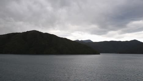 Vista-En-Coche-Desde-El-Ferry-Entre-Islas-Que-Se-Abre-Paso-A-Través-De-Marlborough-Sound,-Nueva-Zelanda