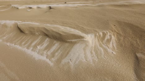 Schöne-Sandmuster,-Die-Vom-Wind-In-Sanddünen-Geschaffen-Wurden