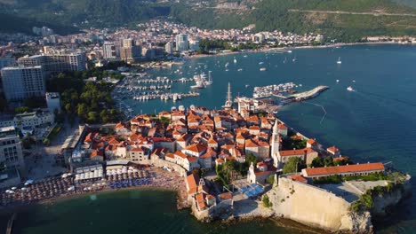 Luftdrohnenansicht-Der-Altstadt-Von-Budva-Montenegro-Balkan-Sea-Resort-Und-Tourismuszentrum
