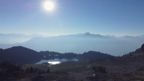 Schöne-Schwenkluftaufnahme-In-Felsiger-Berglandschaft-Am-Mount-Brew-Peak-In-Kanada-4k