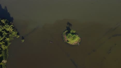 Luftbild-Von-Oben-Nach-Unten-Auf-Eine-Kleine-Insel,-Die-Von-Hochwasser-In-Sylhet-Umgeben-Ist
