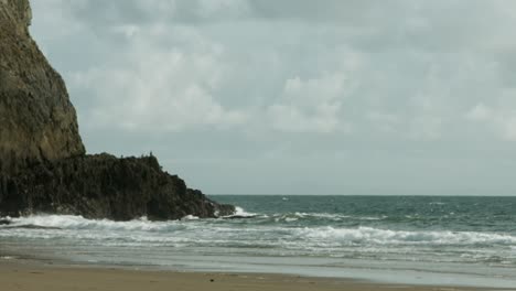 Meereswellen,-Die-In-Gezackte-Strandfelsen-An-Der-Mewslade-Bay-Auf-Der-Gower-Halbinsel-4k-UK-Krachen