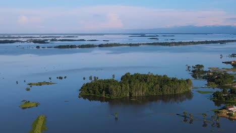 Luftaufnahme-Des-Landes-Unter-überschwemmtem-Wasser-In-Sylhet-Mit-Blick-Auf-Die-Insel-Der-Waldbäume