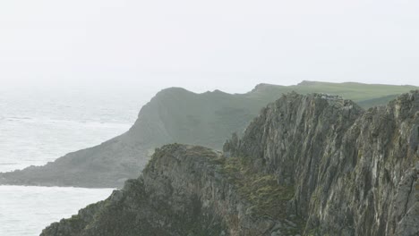 Dramatische-Küstenklippen-Mit-Dunstigem-Meereshintergrund-Auf-Dem-Gower-Coast-Path-Wales-UK-4k