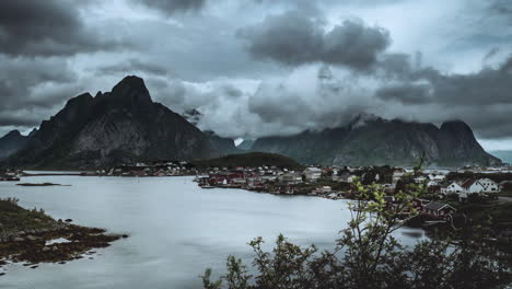 Dramatischer-Zeitraffer-Dunkler-Sturmwolken-über-Den-Reinen-Berggipfeln-In-Norwegen