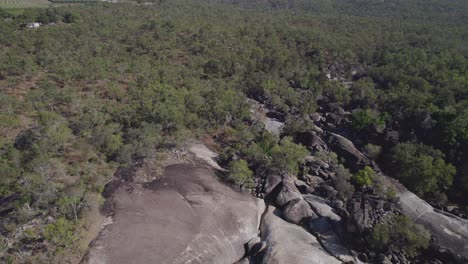 Volando-Sobre-Gigantescas-Rocas-De-Granito-Del-Parque-Natural-Granite-Gorge-En-El-Norte-De-Queensland,-Australia---Disparo-De-Drones