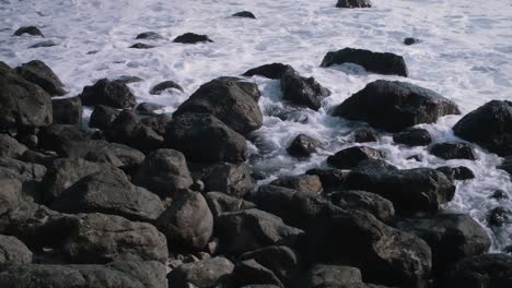 Die-Felsen-An-Der-Küste-Werden-Von-Einer-Welle-überflutet