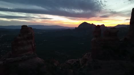 Fliegen-Durch-Felskuppen-Gegen-Dramatischen-Sonnenunterganghimmel-In-Sedona,-Arizona