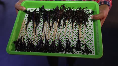 Frittierter-Skorpionverkäufer-Asia-Tourist-Knuspriger-Snack,-Korb-Mit-Frittierten-Schwarzen-Skorpionen-Auf-Der-Khao-San-Road-Thailand