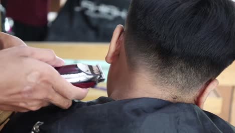 Rückansicht-Des-Asiatischen-Jungen,-Der-Im-Modernen-Friseursalon-Eine-Frisur-Bekommt
