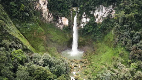 Cascada-De-Matayangu-Con-Exuberante-Bosque-Verde-En-Nusa-Tenggara-Oriental,-Indonesia