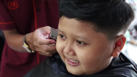 Niño-Asiático-Feliz-Peinado-En-La-Barbería