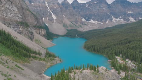 Luftumlaufbahn-über-Emerald-Lake-Moraine,-Umgeben-Von-Bergen-Und-Kiefernwäldern-Im-Banff-Nationalpark,-Alberta,-Kanada
