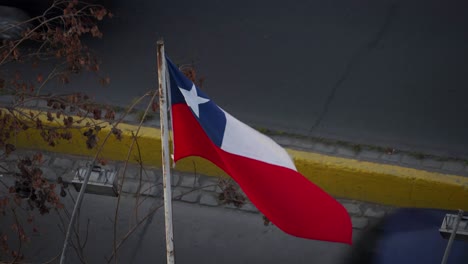 Bandera-Chilena-En-El-Poste-Con-Tráfico-En-El-Fondo