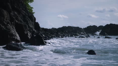 Wellen-Schlagen-Gegen-Eine-Felsige-Klippenküste-In-Costa-Rica