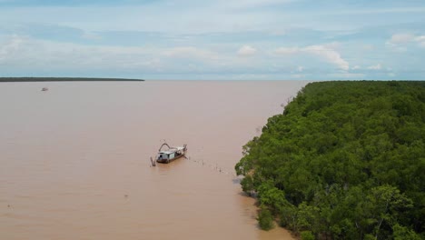 Mekong-Entrando-Al-Mar-En-La-Región-Del-Delta-Del-Río-Vietnam-En-El-Sur-De-Vietnam,-Ecosistema-De-Bosque-De-Manglares,-Vista-Aérea-De-Drones