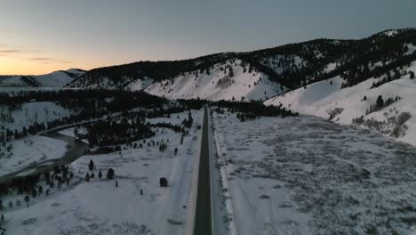 Highway-Inmitten-Schneebedeckter-Berge-In-Der-Nähe-Von-Sun-Valley-Resort-Town,-Idaho,-Vereinigte-Staaten
