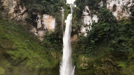 Wasser-Aus-Dem-Fluss-Sprudelt-Am-Matayangu-Wasserfall-In-Ost-Nusa-Tenggara,-Indonesien