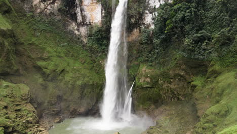 Cascada-Matayangu-Que-Fluye-A-Través-De-Un-Acantilado-Rocoso-Cubierto-De-Musgo-Durante-El-Día-En-El-Este-De-Nusa-Tenggara,-Indonesia