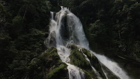 Wasserfall,-Der-Auf-Einer-Moosigen-Klippe-Im-Wald-Fließt