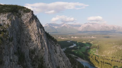 Aerial-Dolly-In-Der-Nähe-Eines-Steilen-Hügels,-Der-Pinienwald-Und-Bow-River-Im-Banff-National-Park,-Kanadische-Rockies,-Alberta,-Kanada,-Enthüllt