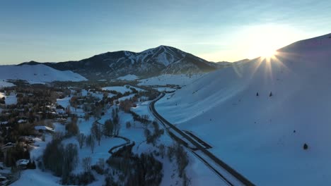 Schneebedeckte-Berge-Hintergrundbeleuchtetes-Sonnenlicht-In-Stanley-Central-Idaho,-Vereinigte-Staaten