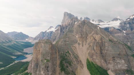 Luftumlaufbahn-Der-Kanadischen-Rockies-gebirgsgipfel,-Die-Mit-Schnee-Und-Kiefernwald-Bedeckt-Sind,-Im-Banff-nationalpark,-Alberta,-Kanada