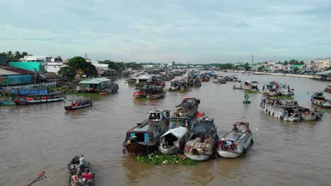Cai-Sonó-El-Mercado-Flotante-Tradicional-Sobrevolando-A-Los-Vendedores-De-Botes-Y-El-Comercio-De-Bienes-En-El-Río,-La-Vida-En-El-Delta-Del-Río-Mekong