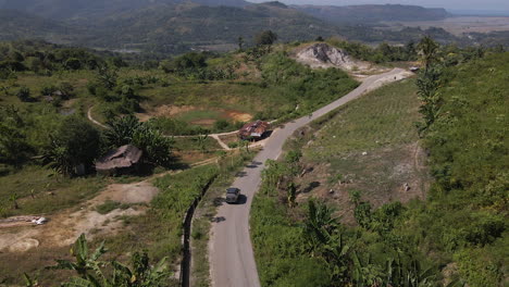 Conducción-De-Vehículos-En-La-Carretera-Rural-Durante-El-Día-En-La-Isla-De-Sumba,-Indonesia