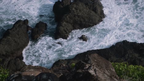 Blick-Hinunter-Auf-Die-Wellen,-Die-In-Die-Felsige-Tropische-Küste-Von-Costa-Rica-Stürzen