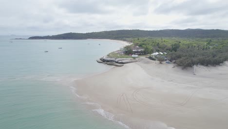 Tranquil-Scenery-At-Fisherman-Beach-In-Great-Keppel-Island,-Queensland,-Australia---aerial-pullback
