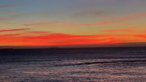 Schöner-Natürlicher-Hintergrund,-Bewölkter-Orange-Himmel-Mit-Sonnenuntergang-über-Blauem-Ozean