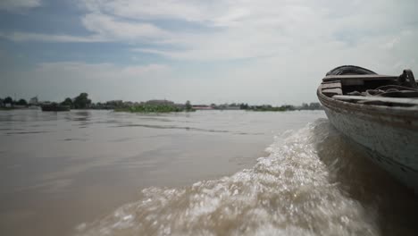 Holzboot,-Das-Einen-Fluss-überquert,-Wirtschaftliche-Herausforderungen-Und-Klimawandel-In-Asien-Mekong-Delta-Flussökologie