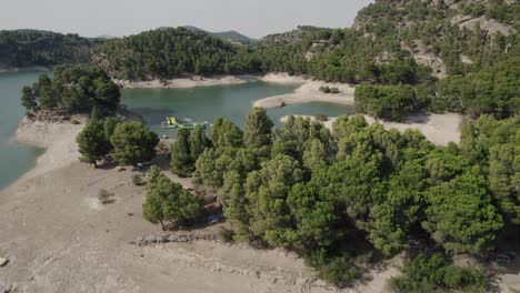 Luftaufnahme-Der-Seen-Bei-El-Chorro,-In-Der-Nähe-Des-Dorfes-Ardales,-Spanien-Türkisfarbene-Wasserreservoirs-Oder-&#39;embalses