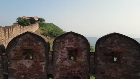 Drohne-Fliegt-über-Den-Festungsmauern-In-Der-Nähe-Von-Amber-Fort-In-Jaipur,-Rajasthan-Und-Enthüllt-Die-Altstadt