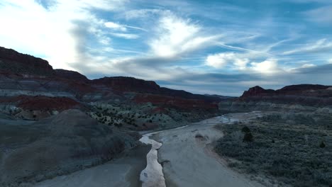 Malerischer-Blick-Auf-Die-Bunten-Sandsteinberge-Und-Den-Fluss-In-Old-Paria,-Utah,-Vereinigte-Staaten