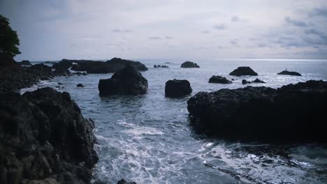 Eine-Felsige-Küste-An-Der-Westküste-Von-Costa-Rica