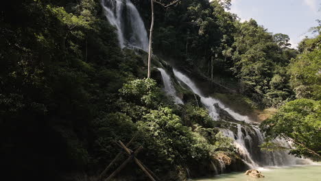 Lapopu-Wasserfall,-Umgeben-Von-üppiger-Vegetation-Mit-Blick-Auf-Die-Bambusbrücke-Auf-Der-Insel-Sumba,-Provinz-Ost-Nusa-Tenggara-In-Indonesien