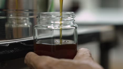 Rohhonig-Von-Hand-In-Ein-Glas-Füllen,-Bio-Honig-Der-Stachellosen-Biene-Herstellen