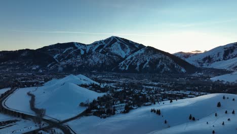 Luftaufnahme-Des-Schneebedeckten-Stanley,-Idaho,-Usa-Mit-Majestätischen-Sägezahnbergen-Im-Hintergrund