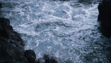 Wellen-Und-Wasser-Bewegen-Sich-Zwischen-Felsen-An-Einer-Tropischen-Küste
