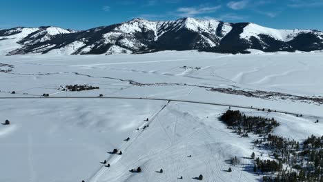 Montañas-De-Dientes-De-Sierra-Y-Paisajes-Cubiertos-De-Nieve-En-Stanley,-Idaho-En-Un-Soleado-Día-De-Invierno